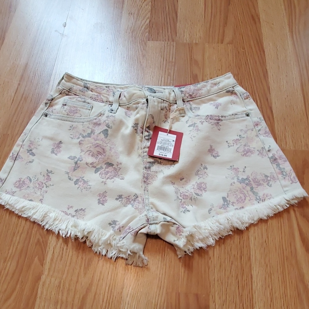 Adorable Mossimo Cream Rose Shorts Size 8